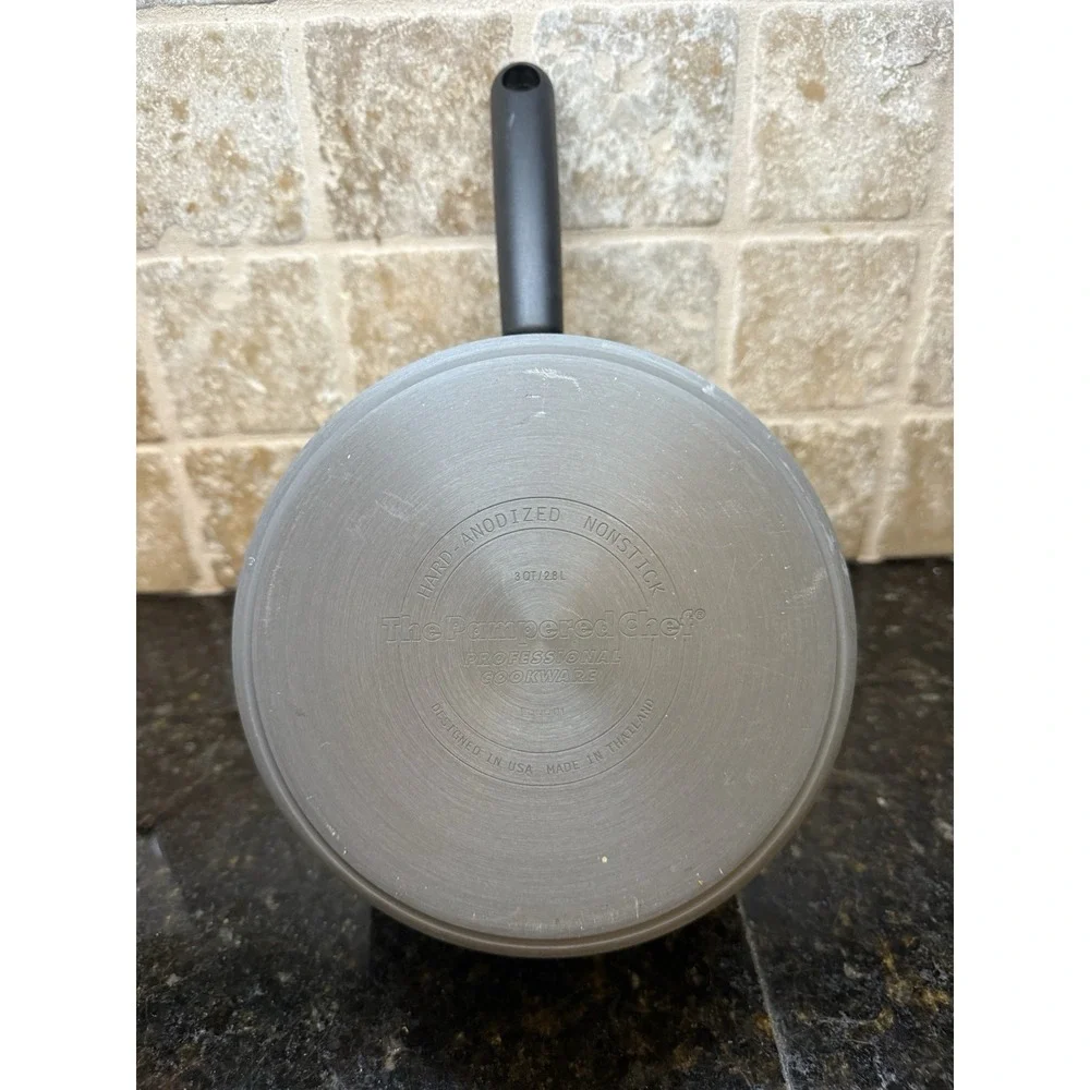 NEW Pampered Chef 3qt Professional Cookware Non-stick Sauce Pan Pot Retired
